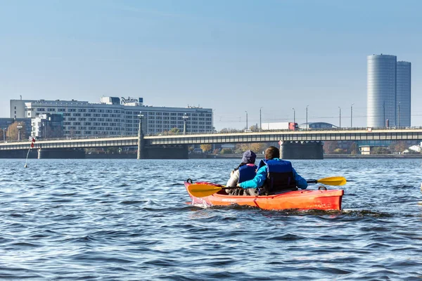 Viaje Kayak Por Río Daugava Canal Alrededor Ciudad Vieja Riga — Foto de Stock