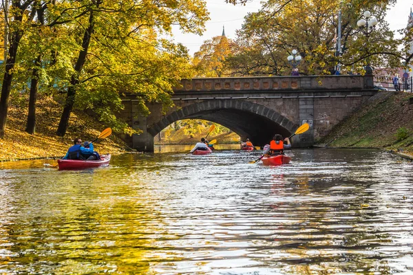 yolculuk Daugava Nehri üzerinde ve Riga, Letonya, 13 Ekim 2018 sezon kapanış eski şehrin her yerinde kanal kayık