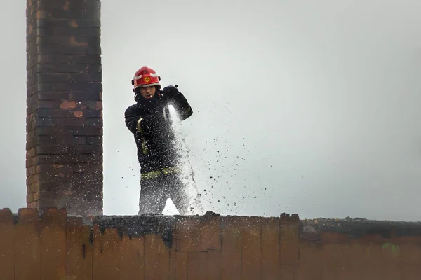 Работа Пожарных Тушению Пожара Разрушила Сельский Дом 2018 Менгеле Латвия — стоковое фото