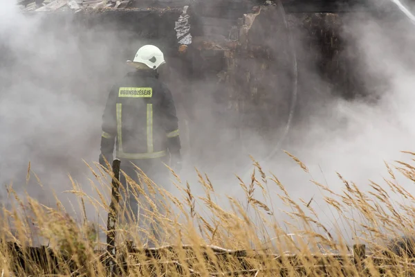 Робота Пожежники Гасіння Пожежі Знищені Сільський Будинок 2018 Менгеле Латвії — стокове фото