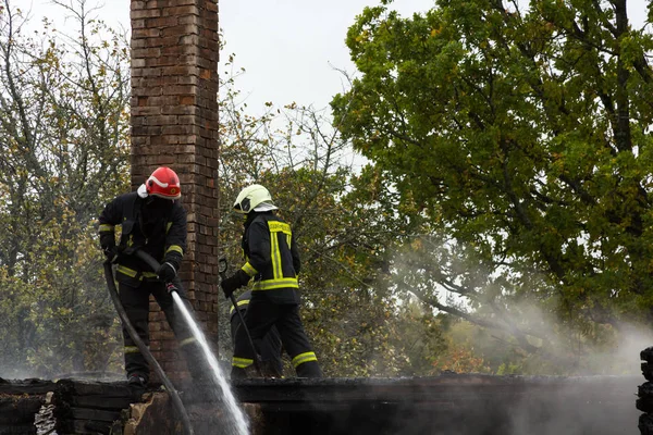 Pracy Strażaków Gaszeniu Pożaru Zniszczeniu Dom 2018 Łotwie Mengele — Zdjęcie stockowe