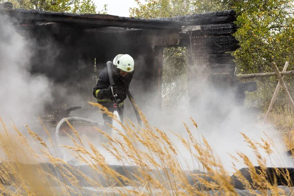 Робота Пожежники Гасіння Пожежі Знищені Сільський Будинок 2018 Менгеле Латвії — стокове фото
