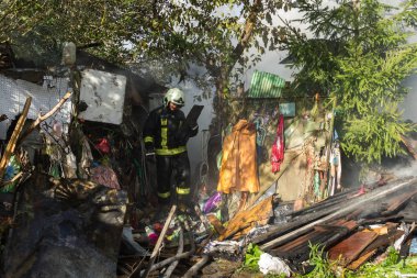 Banga, Letonya köy evi 09.10.2018, itfaiyeciler de yangın söndürme çalışmalarını yok