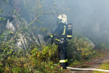 Banga, Letonya köy evi 09.10.2018, itfaiyeciler de yangın söndürme çalışmalarını yok