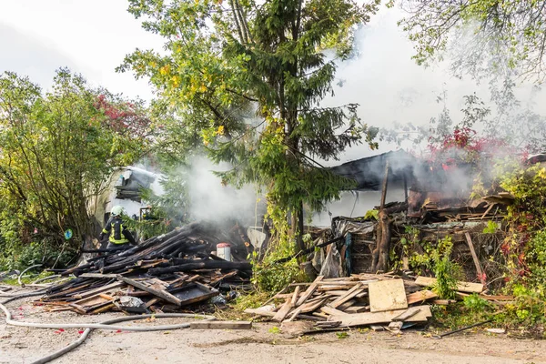 Робота Пожежники Гасіння Пожежі Знищені Сільський Будинок 2018 Радянський Латвія — стокове фото