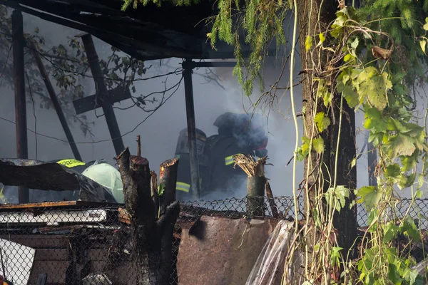 Робота Пожежники Гасіння Пожежі Знищені Сільський Будинок 2018 Bangalatvia — стокове фото
