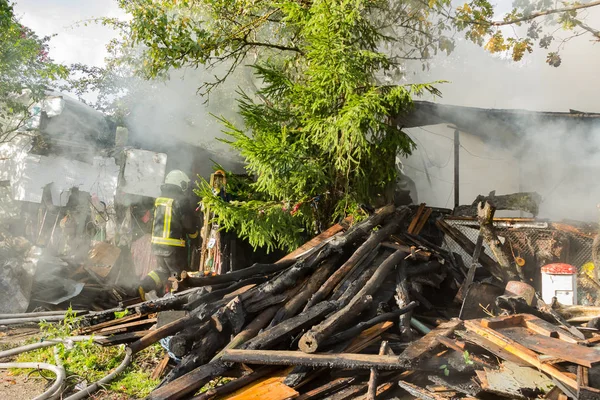 Робота Пожежники Гасіння Пожежі Знищені Сільський Будинок 2018 Радянський Латвія — стокове фото
