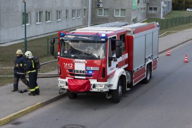giregighter fabrika RVR, 16.10.2018, Riga, Letonya yangın söndürücü çalışıyor