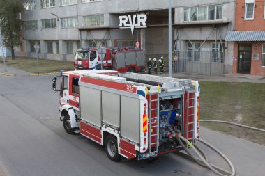 Rvr, 16.10.2018, Riga, Letonya fabrikasında yangın söndürme itfaiye çalışmaları