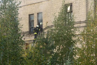 Rvr, 16.10.2018, Riga, Letonya fabrikasında yangın söndürme itfaiye çalışmaları