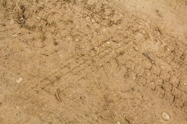 Lastik izleri bir yolda ıslak çamurlu, arka plan