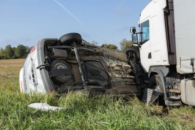 20 Eylül 2018, araba Inchukalns, Letonya, ulaşım arka plan yanında ağır bir kamyon ile bir çarpışma sonra bir yolda trafik kazası
