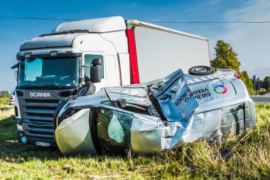 20 Eylül 2018, araba Inchukalns, Letonya, ulaşım arka plan yanında ağır bir kamyon ile bir çarpışma sonra bir yolda trafik kazası