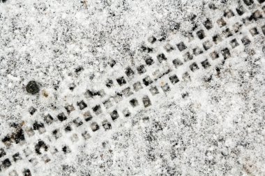 Ayakkabı ve Bisiklet lastik parça üzerinde bir kar, arka plan