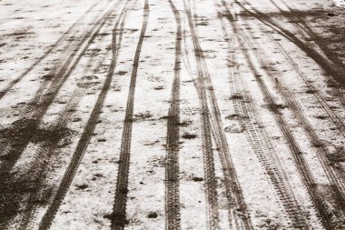 Ayakkabı ve Bisiklet lastik parça üzerinde bir kar, arka plan