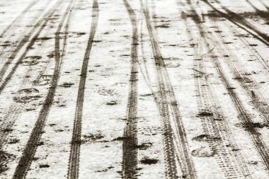 Ayakkabı ve Bisiklet lastik parça üzerinde bir kar, arka plan