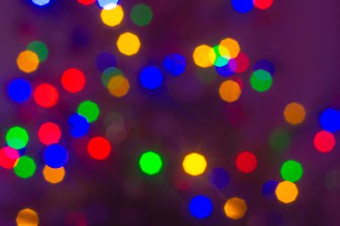 Mevsimlik renkli ışıklar açık koyu arka plan