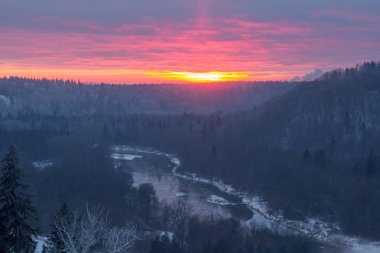 gün batımı, manzara ışınlarının kışın nehirde Gauja Vadisi