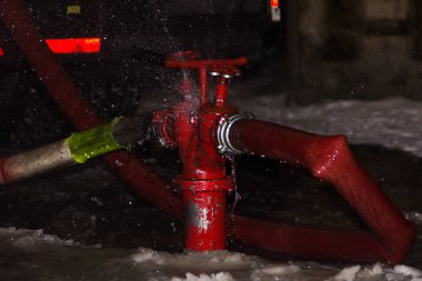 Yangın hortum bağlantı yere kış akşamları, kaza arka plan söndürme süre