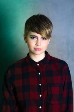 Arka plan beton duvara kısa saç kesimi ile genç kız