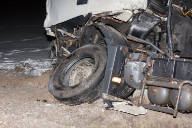 Kaza 12 Şubat 2019, arabayla taşımacılığı arka plan ile bir çarpışma sonra kamyon A7 yolda: