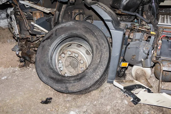 トラックの輸送バック グラウンド 車との衝突後 2019 道路で交通事故 — ストック写真
