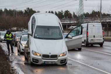 hırsız polis araba hyundai, Riga, Letonya, 20 Şubat 2019'sinde itti tersten kaçmak bmw x6 kaçırıldı