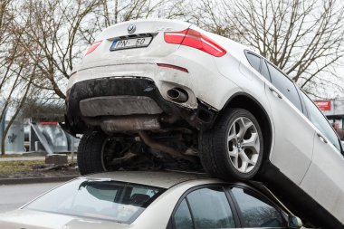 hırsız polis araba hyundai, Riga, Letonya, 20 Şubat 2019'sinde itti tersten kaçmak bmw x6 kaçırıldı