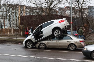 hırsız polis araba hyundai, Riga, Letonya, 20 Şubat 2019'sinde itti tersten kaçmak bmw x6 kaçırıldı