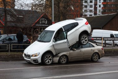 hırsız polis araba hyundai, Riga, Letonya, 20 Şubat 2019'sinde itti tersten kaçmak bmw x6 kaçırıldı