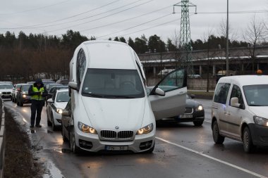 hırsız polis araba hyundai, Riga, Letonya, 20 Şubat 2019'sinde itti tersten kaçmak bmw x6 kaçırıldı