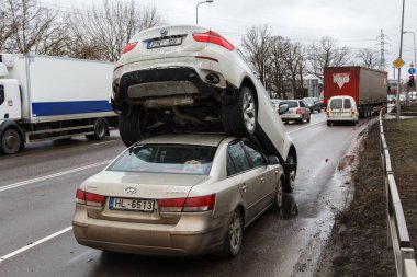 hırsız polis araba hyundai, Riga, Letonya, 20 Şubat 2019'sinde itti tersten kaçmak bmw x6 kaçırıldı