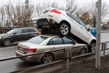 hırsız polis araba hyundai, Riga, Letonya, 20 Şubat 2019'sinde itti tersten kaçmak bmw x6 kaçırıldı