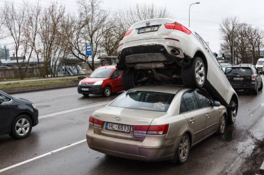 hırsız polis araba hyundai, Riga, Letonya, 20 Şubat 2019'sinde itti tersten kaçmak bmw x6 kaçırıldı