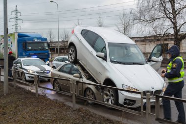 hırsız polis araba hyundai, Riga, Letonya, 20 Şubat 2019'sinde itti tersten kaçmak bmw x6 kaçırıldı