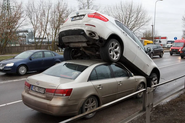 Rånare Kapade Bmw Fly Från Polisen Omvänd Skjuts Bil Hyundai — Stockfoto