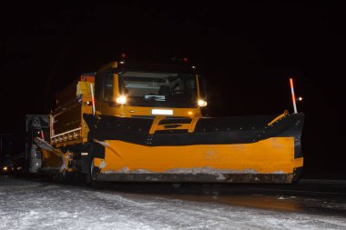 gece kaygan yolda kar pulluk