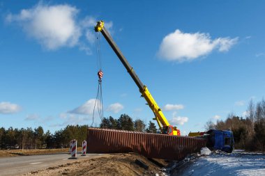 22 Şubat 2019, kargo araç sürdü bir yolu üzerinde trafik kazası