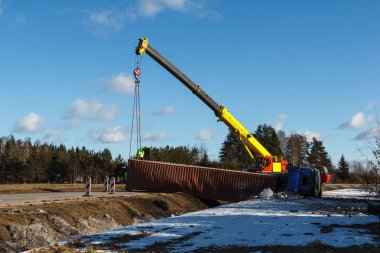 22 Şubat 2019, kargo araç sürdü bir yolu üzerinde trafik kazası