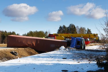 22 Şubat 2019, kargo araç sürdü bir yolu üzerinde trafik kazası