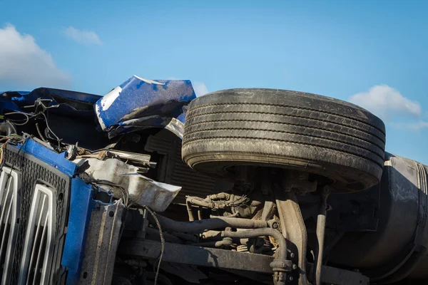 2019 年 2 月 22 日、道路貨物車両運転で交通事故 — ストック写真