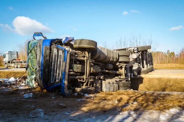 Acidente de carro em uma estrada em fevereiro 22, 2019, veículo de carga dirigiu — Fotografia de Stock