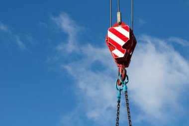 Zincirler, endüstriyel arka plan ile Vinçler-Mobil vinç kanca