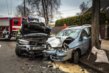 21 Mart 2019 yılında, frontal col arabalara bir yolda trafik kazası