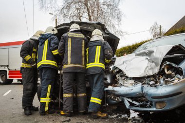 21 Mart 2019 yılında, frontal col arabalara bir yolda trafik kazası