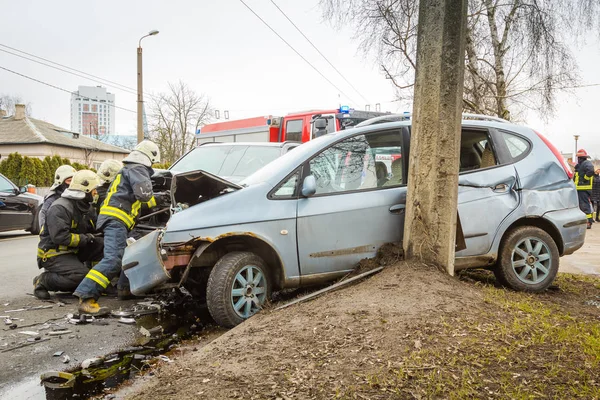 Автомобильная авария на дороге 21 марта 2019 года, автомобили после лобовой коли — стоковое фото