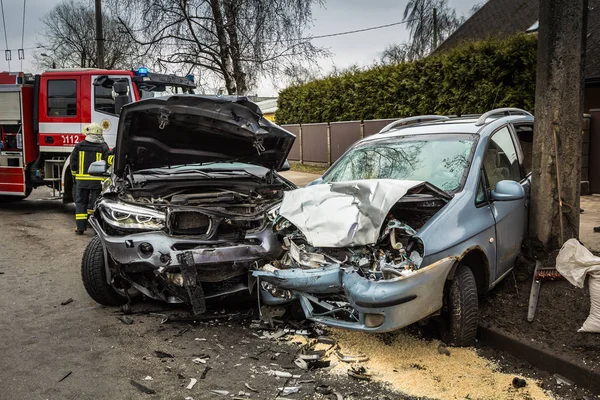 Bilolycka på en väg i 21 mars 2019, bilar efter frontal col — Stockfoto