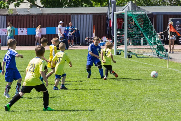 Copa infantil de fútbol Shitik, el 19 de mayo de 2018, en Ozolnieki , — Foto de Stock