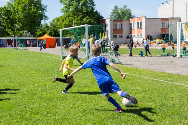 Copa infantil de fútbol Shitik, el 19 de mayo de 2018, en Ozolnieki , —  Fotos de Stock