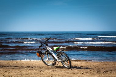 Bisiklet ilkbaharda su yanında Baltık plajında park